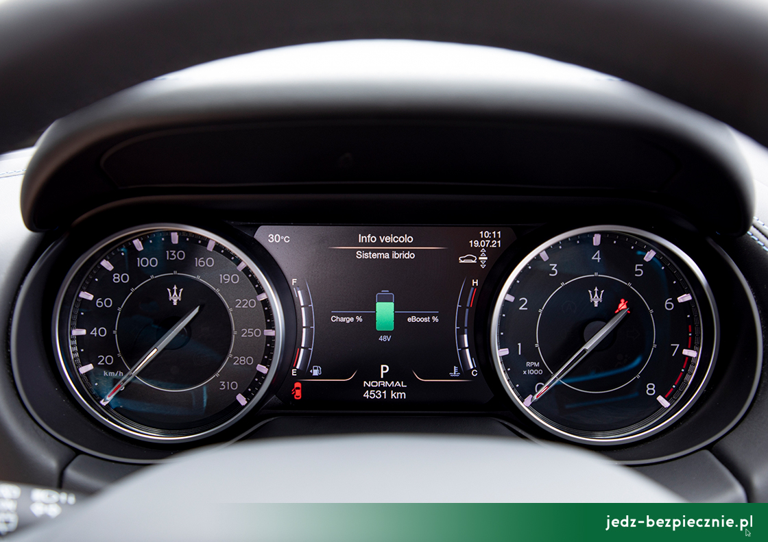 Premiera tygodnia - Maserati Levante GT Hybrid - zestaw zegarów z poziomem naładowania baterii